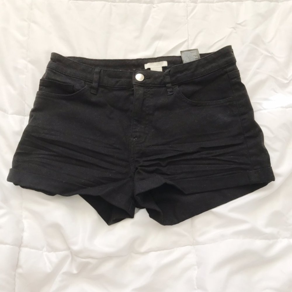 Black H&M shorts in a size US 6